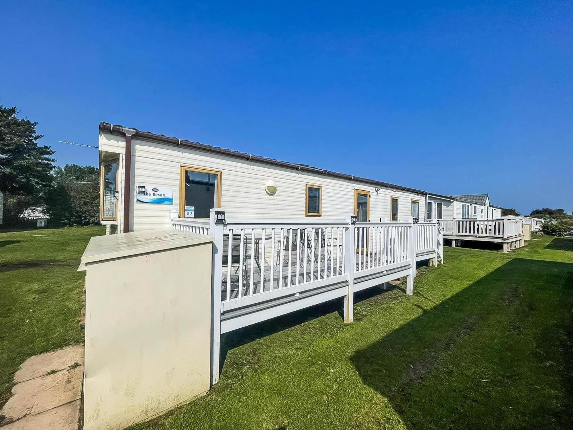 8 Berth Caravan With Decking At Sunnydale In Lincolnshire Ref 35087s *