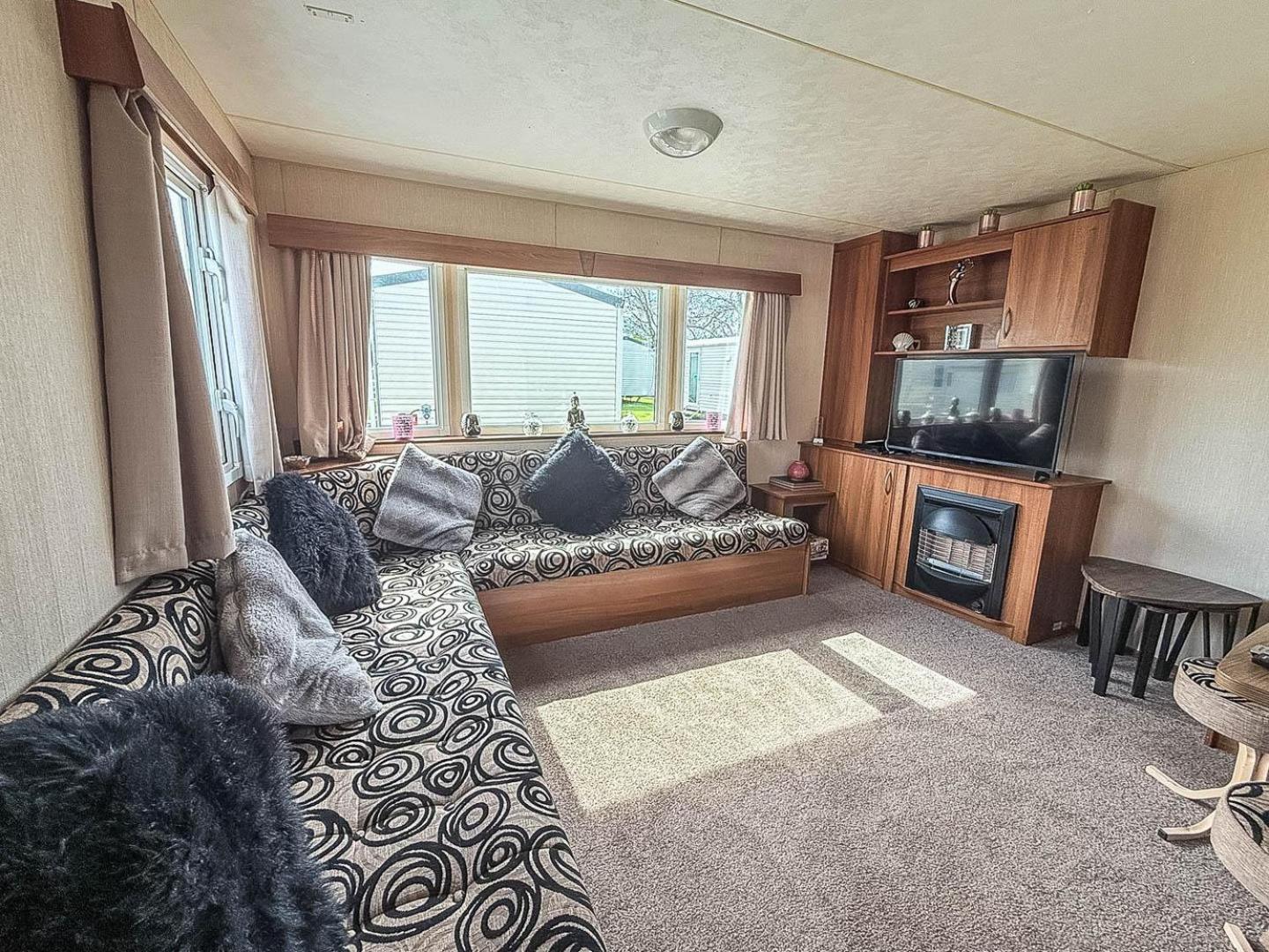 8 Berth Caravan With Decking At Sunnydale In Lincolnshire Ref 35087s Louth (Lincolnshire)