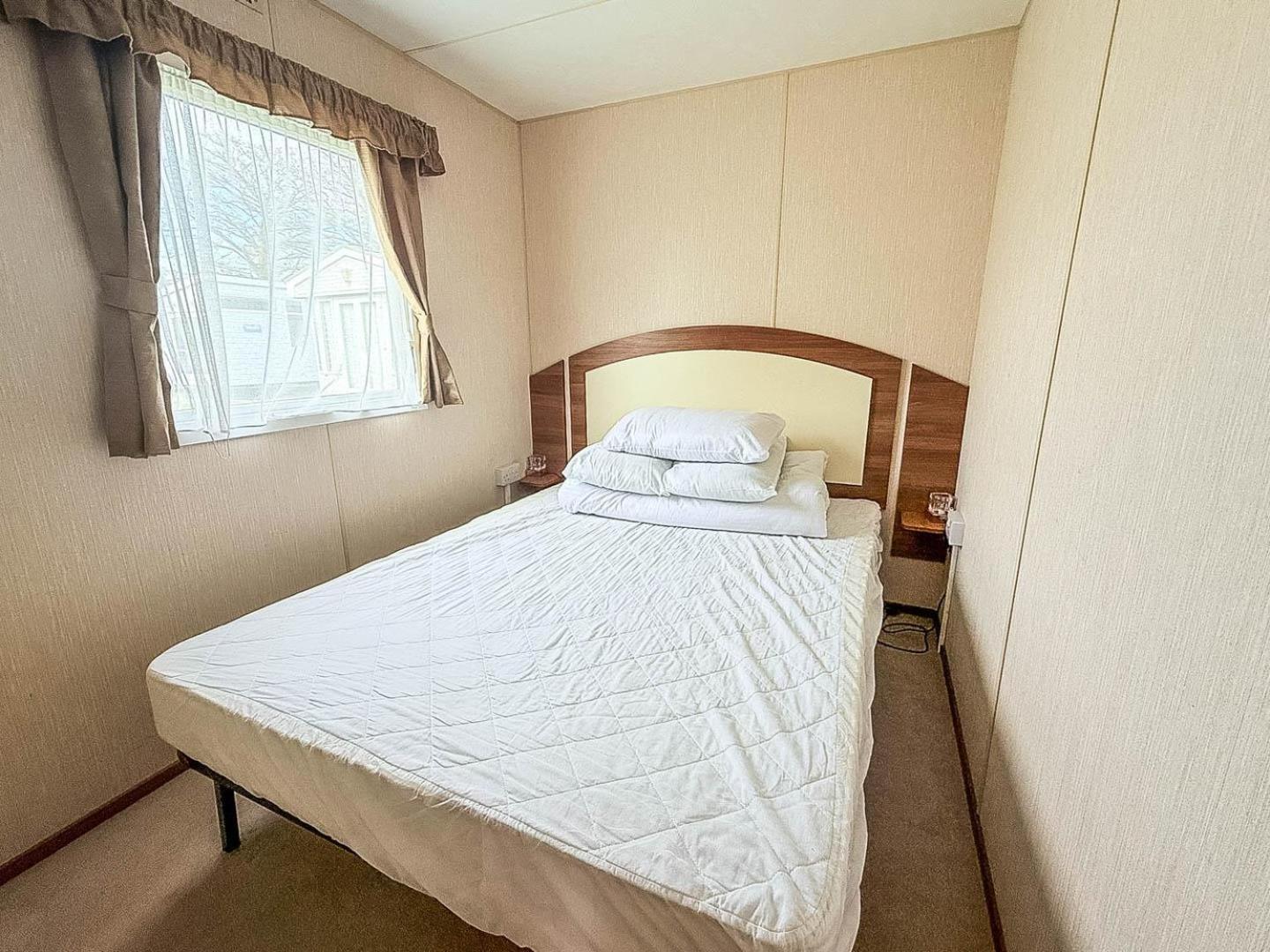 8 Berth Caravan With Decking At Sunnydale In Lincolnshire Ref 35087s Camping